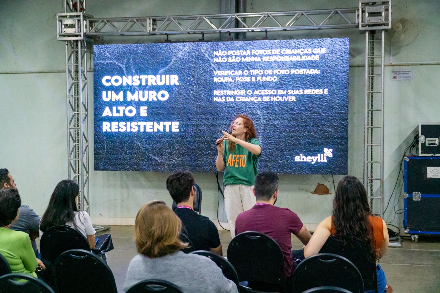 Sheylli Caleffi em palestra: "em sua maioria, os crimes são relacionados à dignidade sexual da criança e do adolescente" (Foto: Divulgação)
