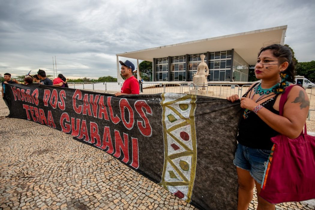 Foto colorida de líderes da etnia Guarani da Terra Indígena Morro dos Cavalos participam de ato em Brasília: Senado aprova projeto que desestrutura demarcação (Foto: Tiago Miotto / Cimi)