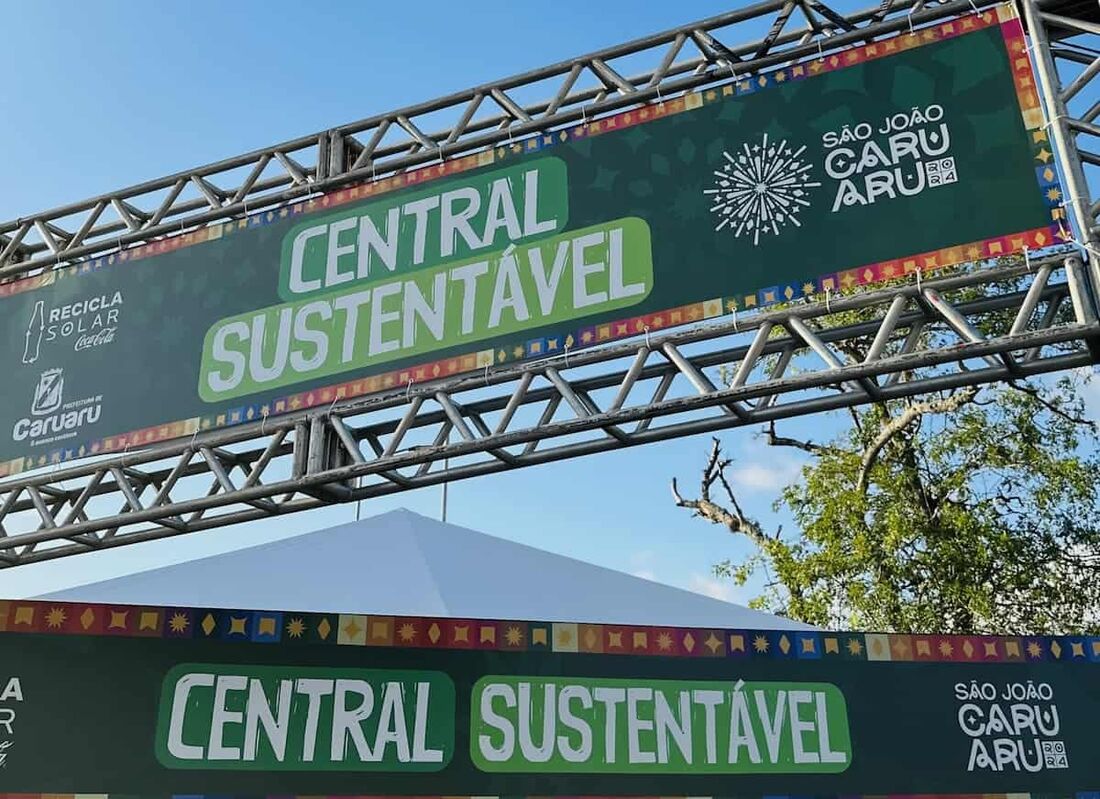Foto colorida de banner de central sustentável no São João do Caruaru (PE) em 2024
