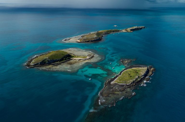 Ilhas do arquipélago de Abrolhos no sul da Bahia: pesquisa aponta habitats ameaçados e sem proteção na região do parque nacional marinho (Foto: Nico Ferri / Divulgação / Parna Abrolhos)
