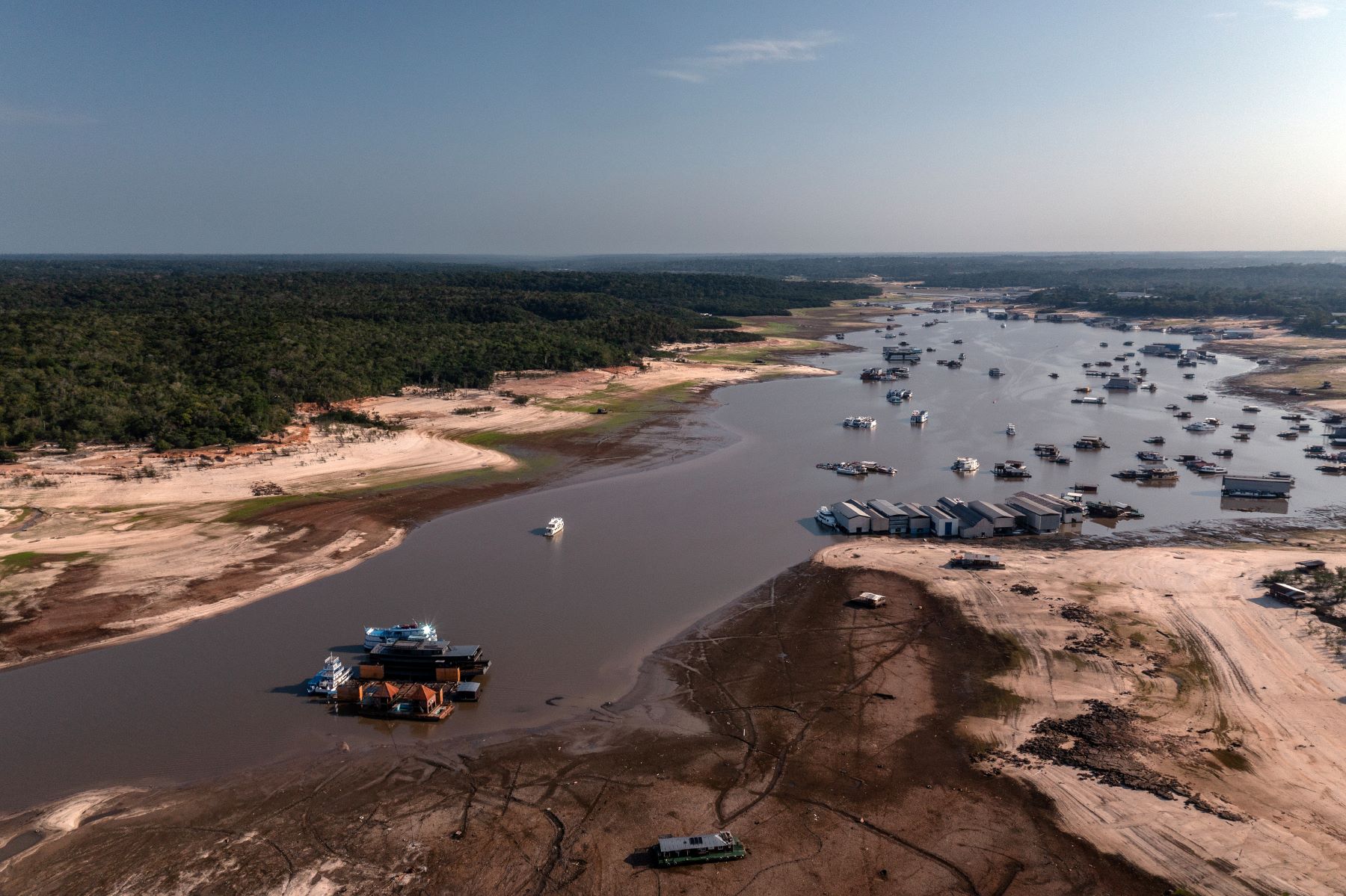 Bancos de areia avançam pelo leito do Rio Negro: secas extremas reduzem capacidade da Amazônia de recircular água e estocar carbono (Foto: Marizilda Cruppe / Greenpeace - 04/10/2024)