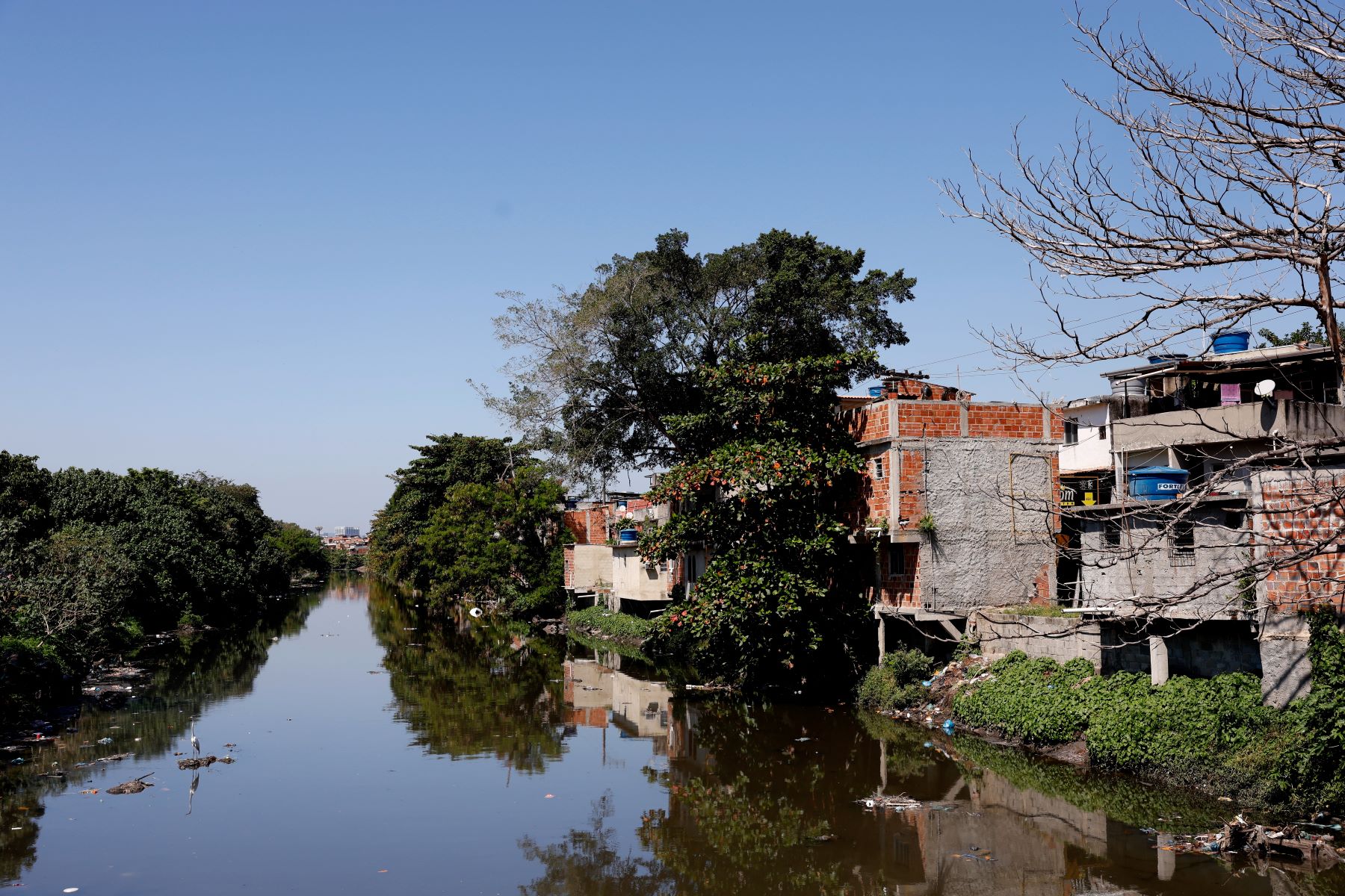 Esgoto a céu aberto na Zona Norte do Rio: estudo mostra estagnação do saneamento após cinco anos de vigência do marco legal (Foto: Tânia Rêgo / Agência Brasil - 29/08/2024)