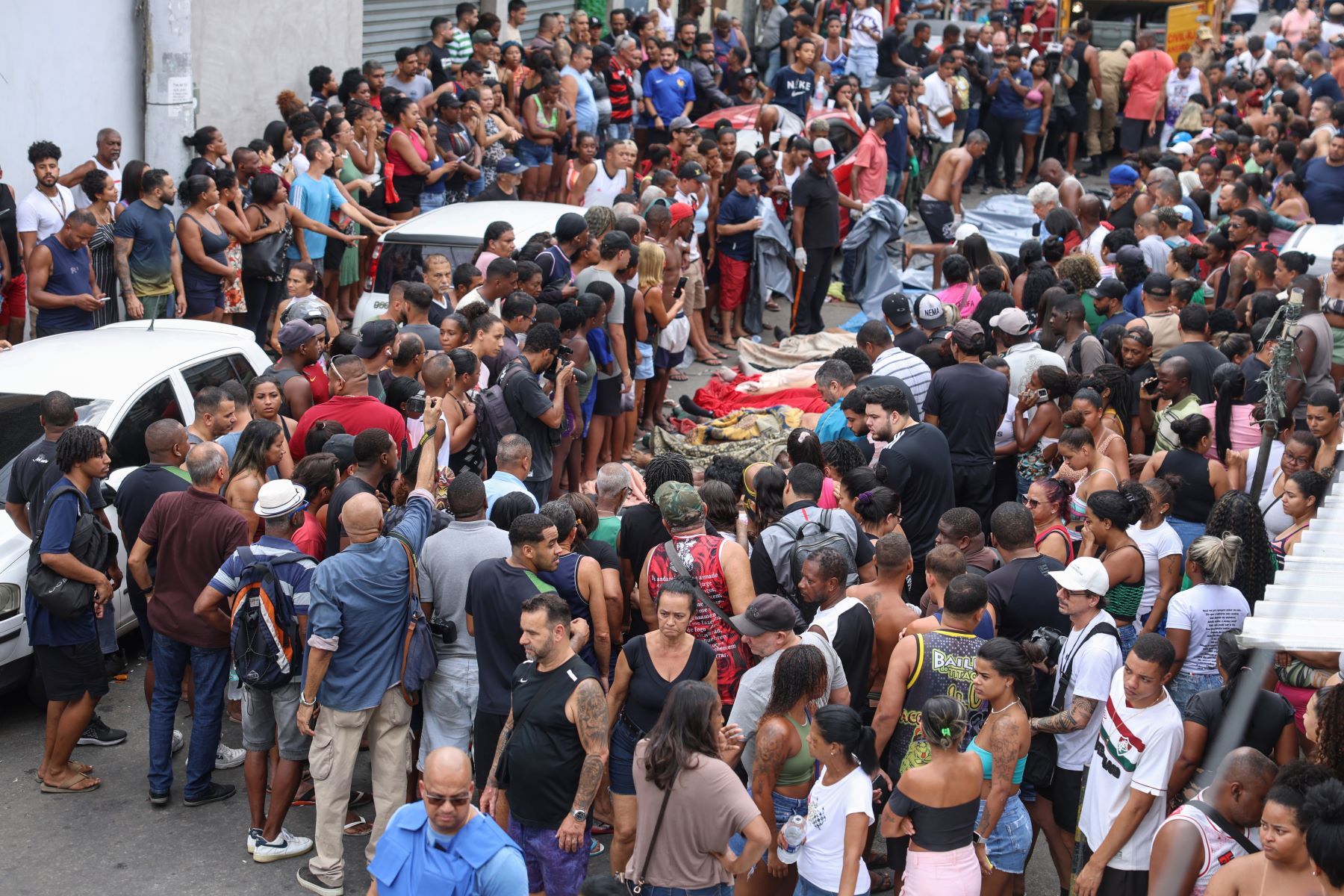 Dezenas de corpos na Praça São Lucas, na Penha: matança produzida por operação policial tem mais de 120 cadáveres (Foto: Tomaz Silva / Agência Brasil)