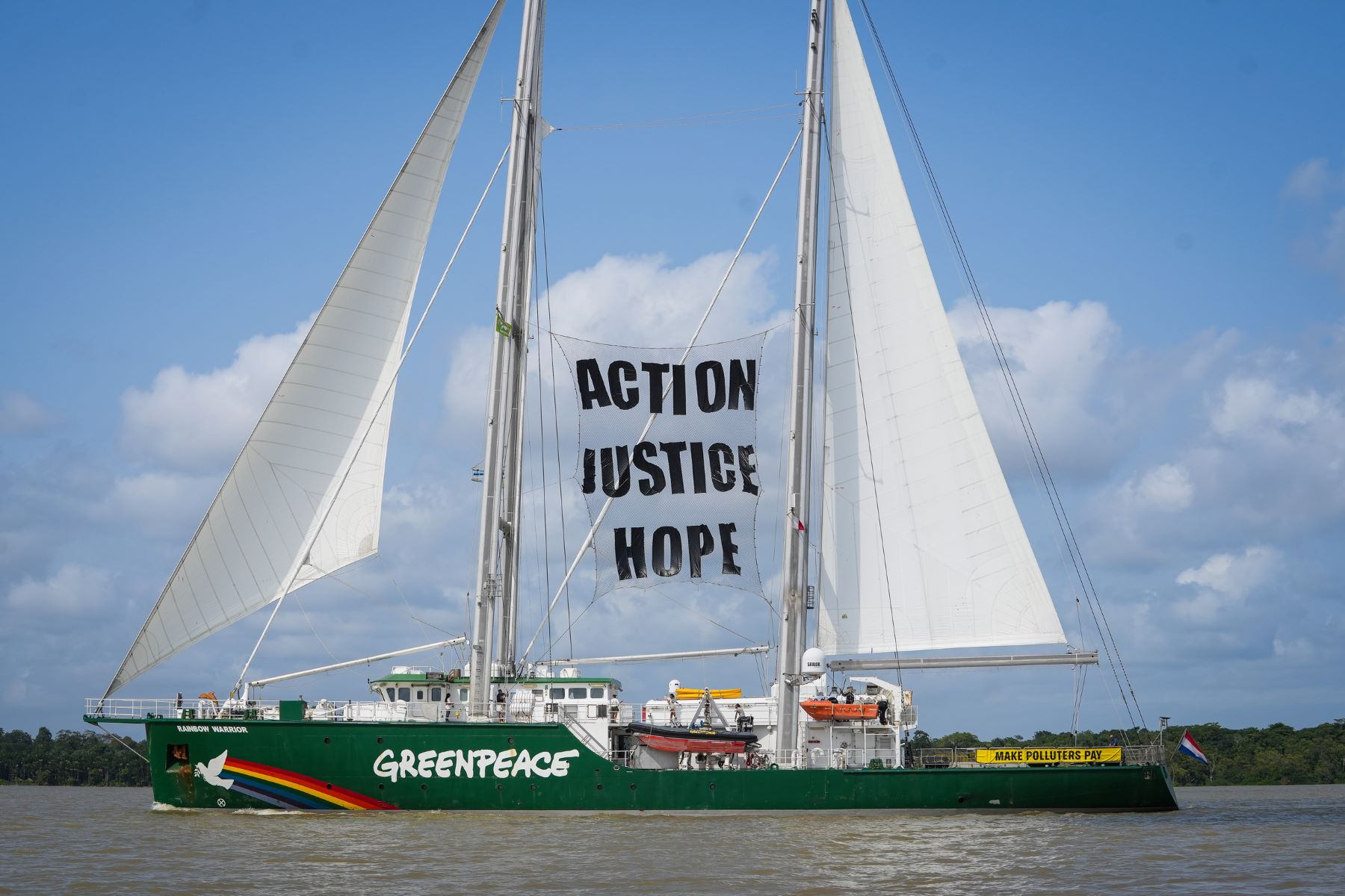 O Rainbow Warrior, navio-símbolo do Greenpeace na chegada a Belém: barqueata com 100 embarcações reforçará Marcha pelo Clima (Foto: Filipe Bispo / Greenpeace)