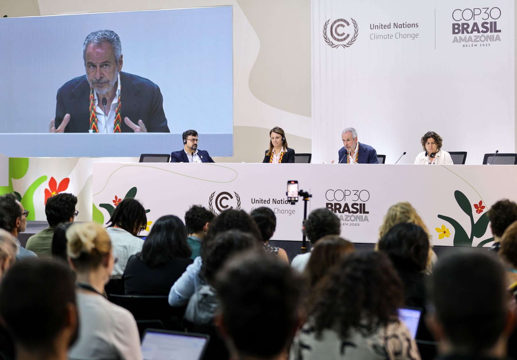 O presidente da COP30, André Corrêa do Lago, CEO da COP30 Ana Toni e a embaixadora Liliam Chagas, negociadora da COP30, participam de entrevista coletiva: “pacote de Belém” começa a ser negociado, apesar de divergências (Foto de Rafa Pereira / COP30)