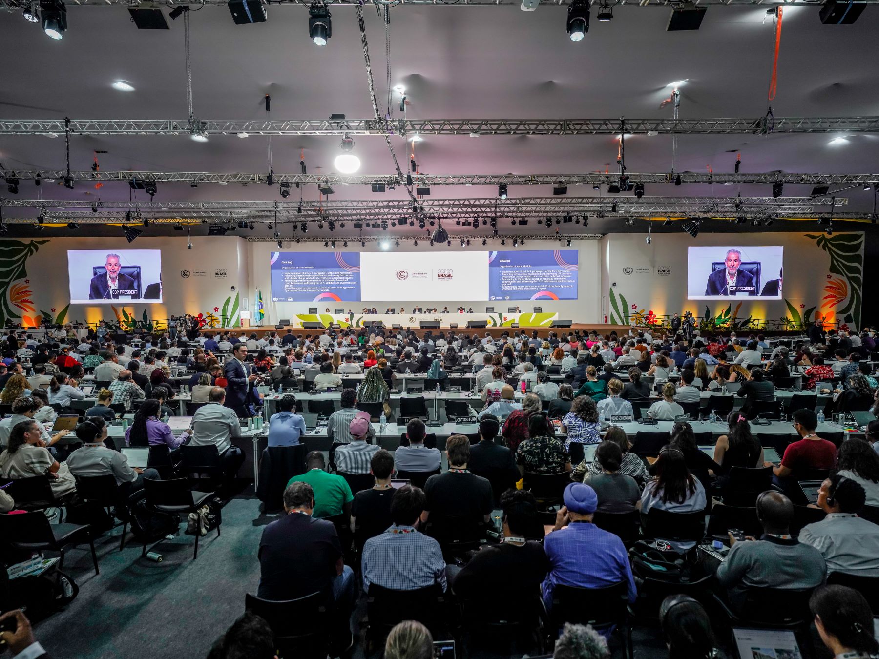 Plenária final da COP30 lotada em Belém: sem mapa para eliminação de combustíveis fósseis, mas avanços em adaptação, transição justa e indígenas (Foto: Rafa Neddermeyer / COP30)
