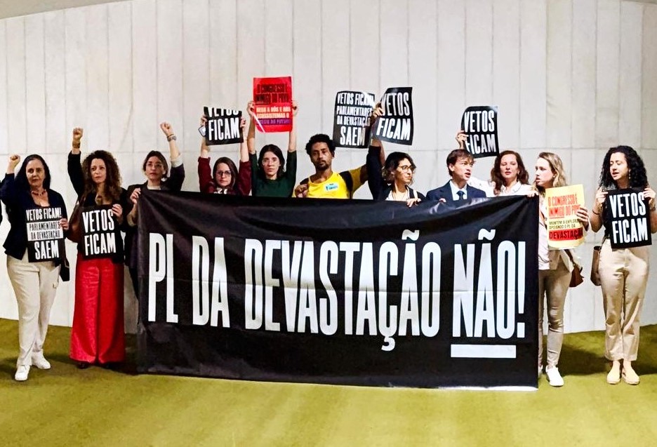 Ambientalistas protestam no Congresso contra o PL da Devastação: derrubada dos vetos destroça licenciamento ambiental (Foto: Thiago Vilela / ISA)