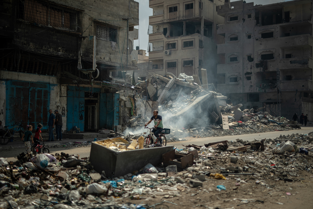 Foto colorida de escombros de prédios urbanos em Gaza 
