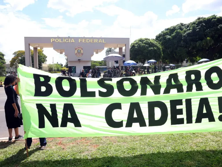 Manifestação em frente a sede da Polícia Federal após a prisão do ex-presidente Jair Bolsonaro. Foto: Valter Campanato/Agência Brasil