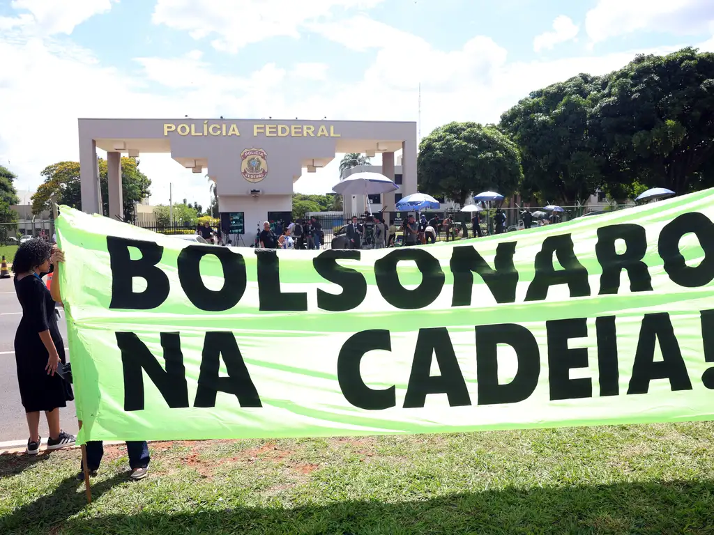 Manifestação em frente a sede da Polícia Federal após a prisão do ex-presidente Jair Bolsonaro. Foto: Valter Campanato/Agência Brasil