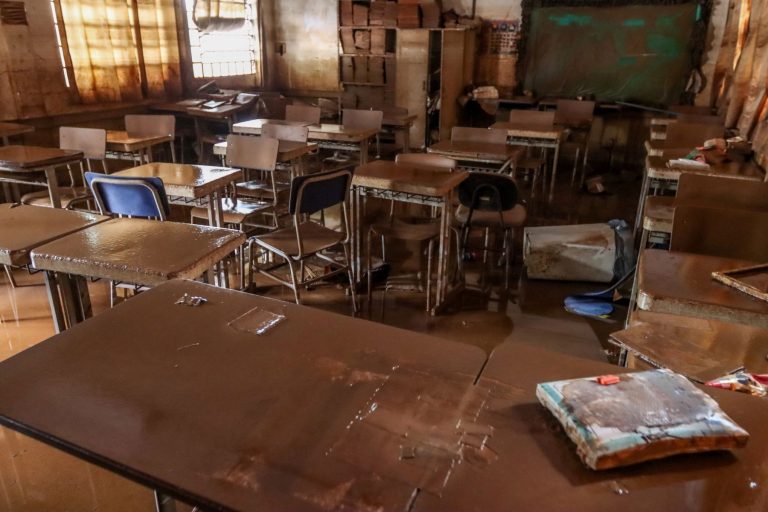 Escola atingida pela enchente no Rio Grande do Sul: em 2024, mais de 240 milhões de crianças no mundo inteiro tiveram aulas interrompidas por eventos climáticos extremos (Foto: Rafa Neddermeyer / Agência Brasil - 22/05/2024)