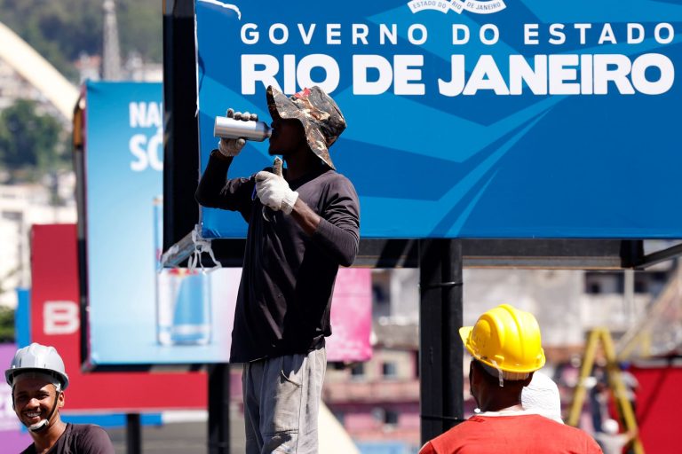 Trabalhador se refrescar para enfrentar temperatura acima de 40 graus: secretária explica que Rio está ampliando áreas verdes para amenizar ondas de calor (Foto: Tânia Rego / Agência Brasil - 17/02/2025)