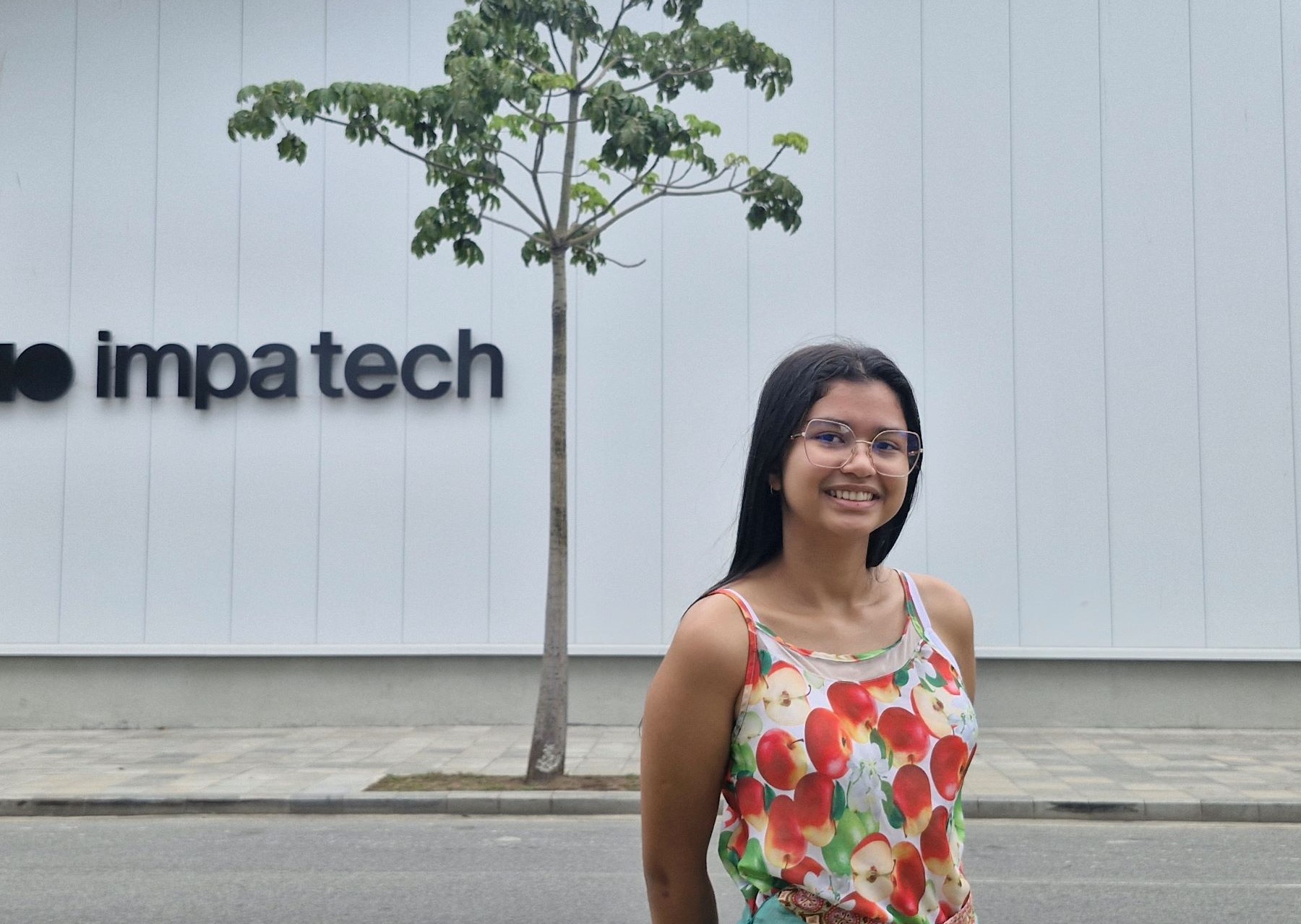 A piauiense Maria Eduarda na frente do Impa Iech, no Rio: 80% dos alunos da primeira turma de graduação foram selecionados através de olimpíadas do conhecimento (Foto: Ana Carolina Ferreira)