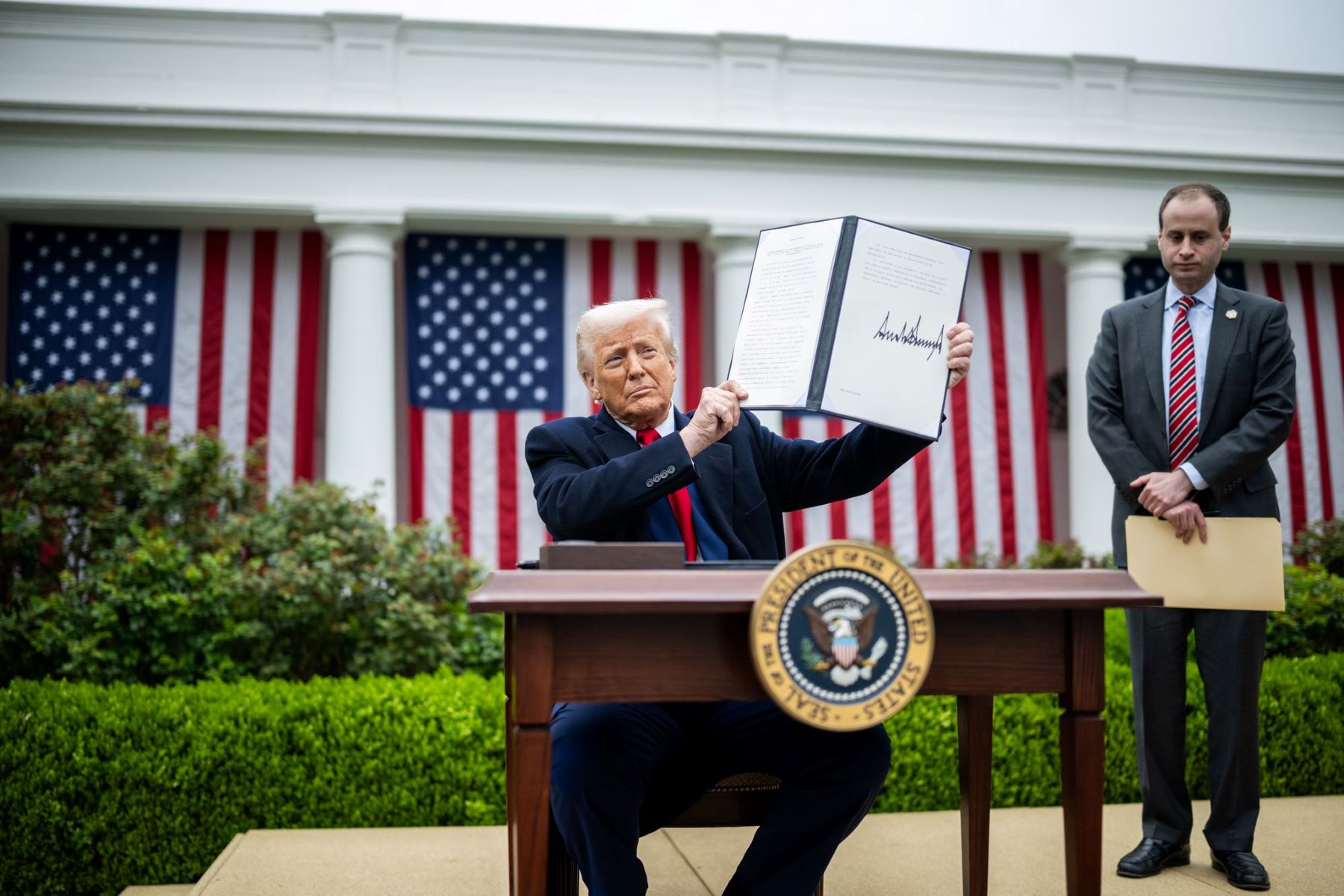 Donald Trump mostra decreto com as novas tarifas: presidente busca resolver os problemas econômicos dos EUA à custa das populações de outros países, de forma impositiva e unilateral (Foto: Casa Branca / Divulgação)
