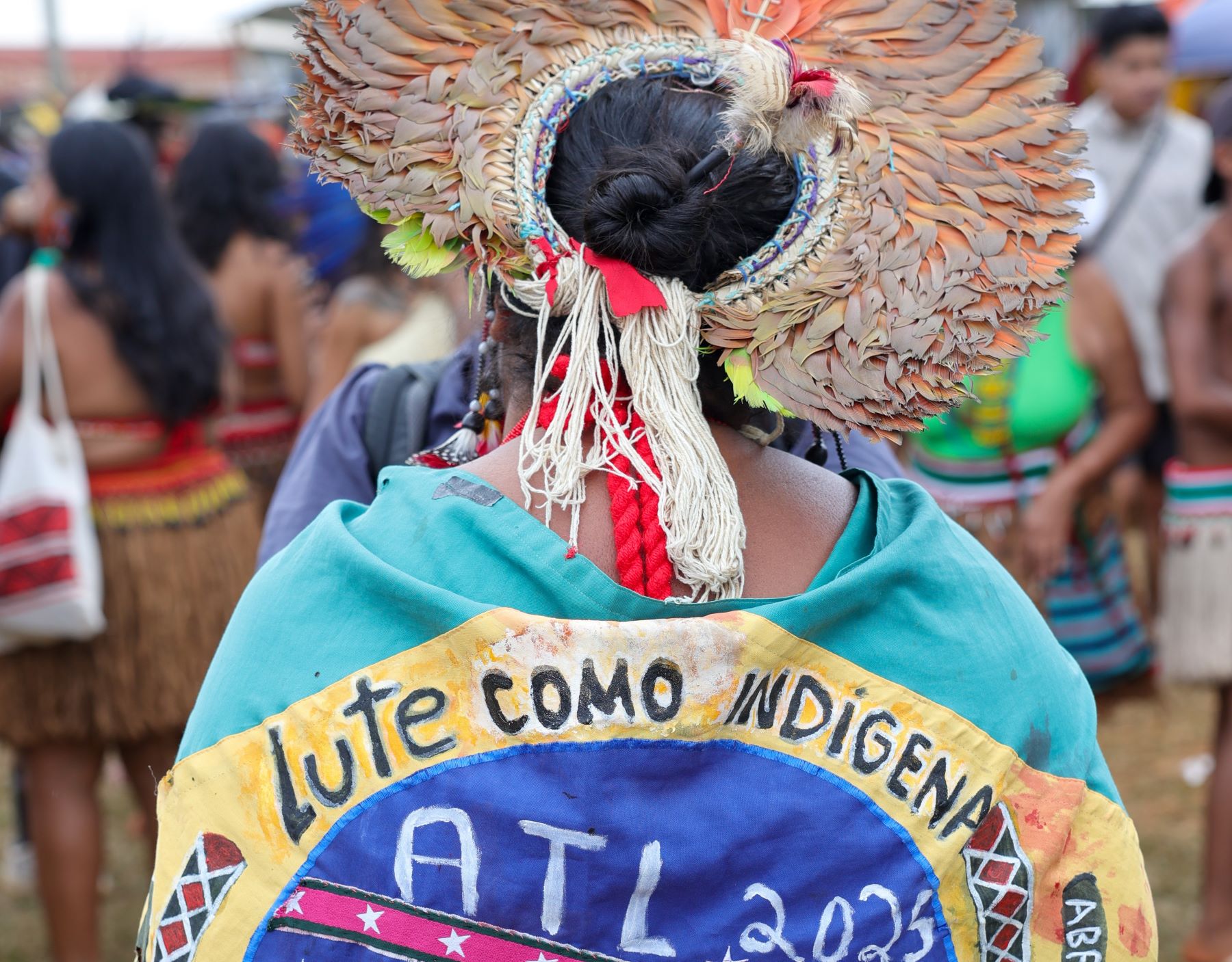 Indígena participa de ato no Acampamento Terra Livre em Brasília: povos indígenas vêm enfrentando processo de etnocídio, genocídio e ecocídio (Foto: Fabio Rodrigues-Pozzebom / Agência Brasil 07/04/2025)