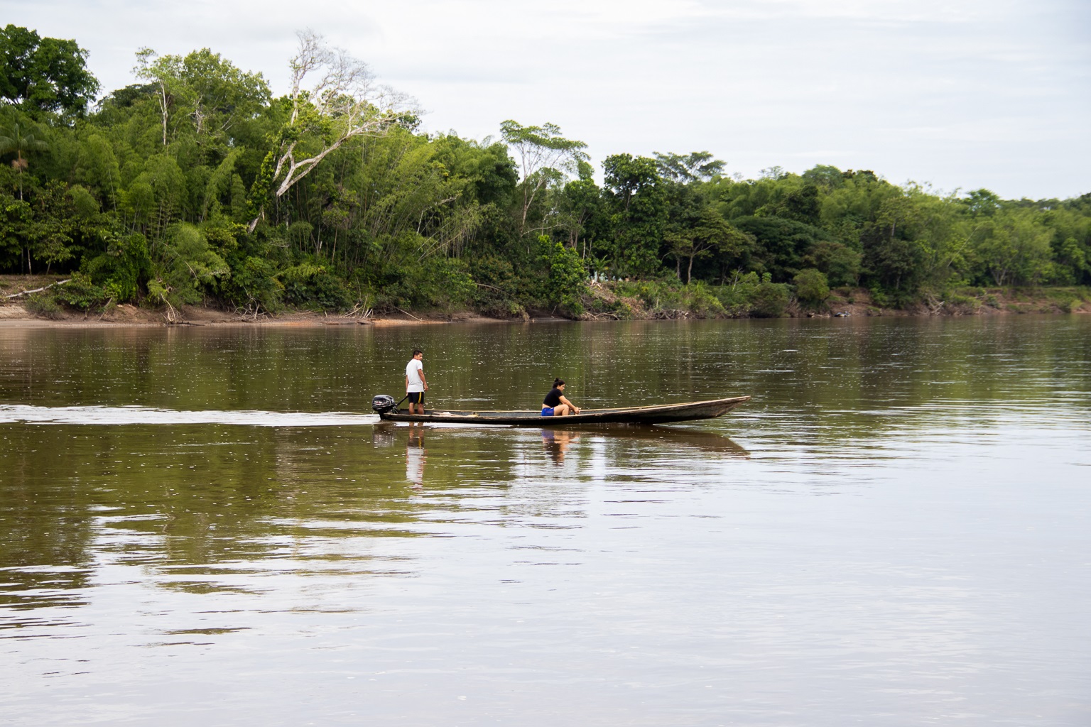 Indigenas atravessam o rio Putumayo, na fronteira entre Colômbia e Equador, parte de um mesmo território ancestral para etnias Siona e Inga: ameaça pela exploração de petróleo na Amazônia (Foto: Juan Carlos Contreras / InfoAmazonia)