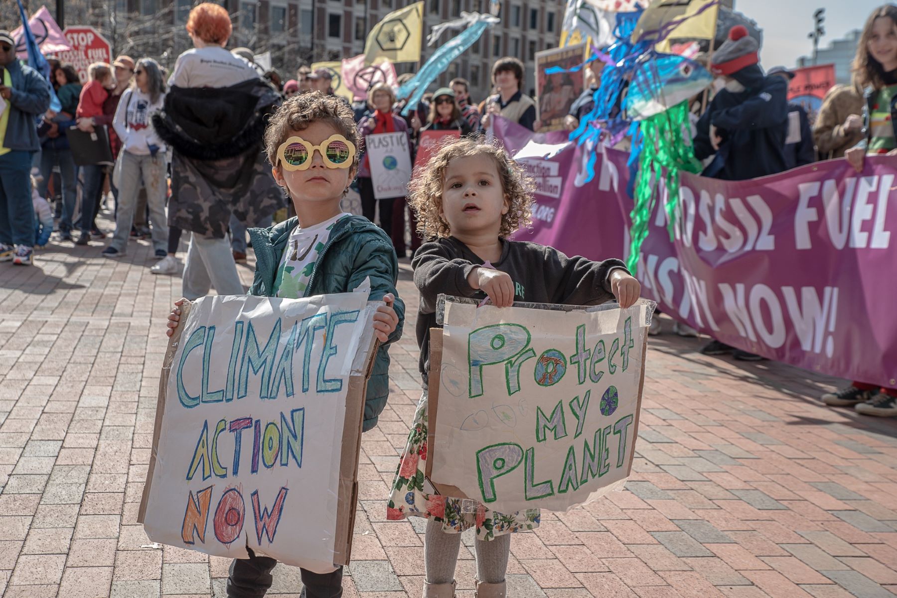 Crianças em manifestação pelo Dia da Terra nos EUA em 2023: planeta e humanidade ameaçados nos 55 anos da criação da data (Foto: XR Boston / Facebook - 21/04/2023)