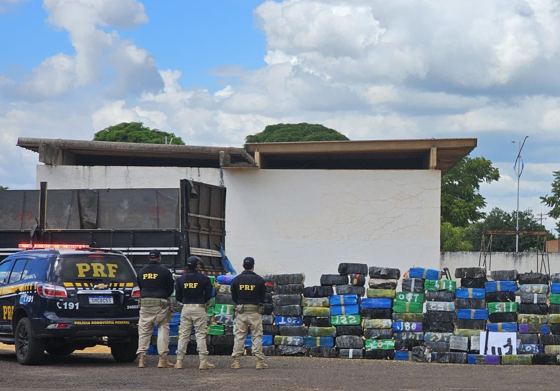 Carga de toneladas de maconha apreendidas perto da fronteira com o Paraguai: ilegalidade torna predatórias e violentas as cadeias produtivas de plantas com princípios psicoativos (Foto: PRF / Divulgação)