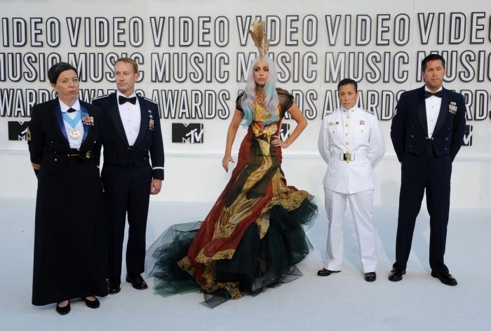 Lady Gaga com militares expulsos das Forças Armadas por assumirem suas orientações sexuais no MTV Video Music Awards de 2010: defesa dos direitos da comunidade LGBT+(Foto: MTV)