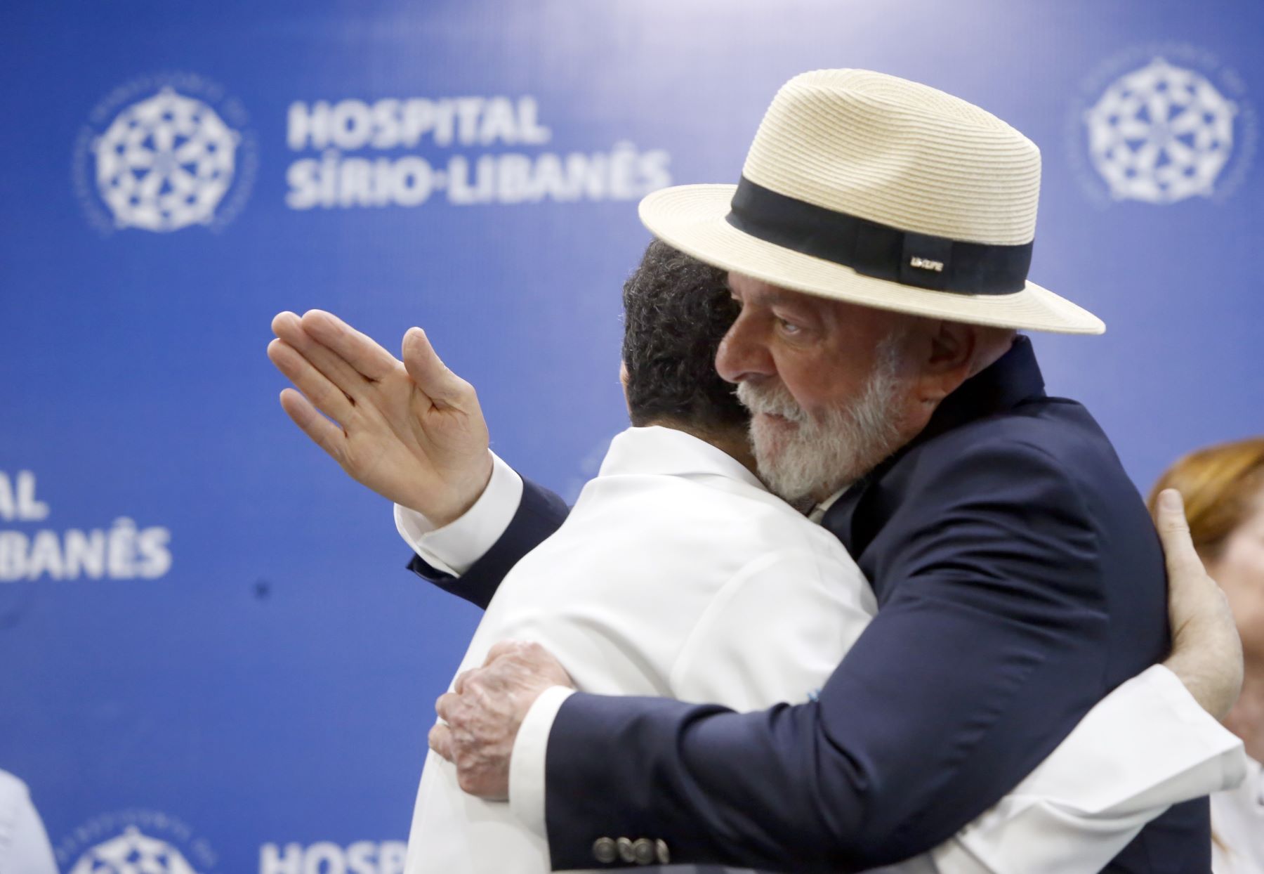 O presidente Lula, 79 anos, abraça médico após ter alta de hospital em São Paulo: planos de saúde excluem maioria dos idosos; quem tem mais de 70 anos sequer consegue receber orçamentos e muito menos contratar serviços (Foto: Paulo Pinto / Agência Brasil - 15/10/2024)