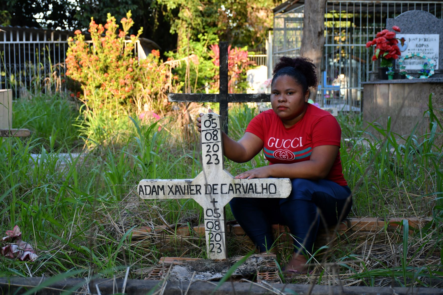 Keyllane junto ao túmulo do filho: violência obstétrica no hospital (Foto: João Paulo Guimarães)