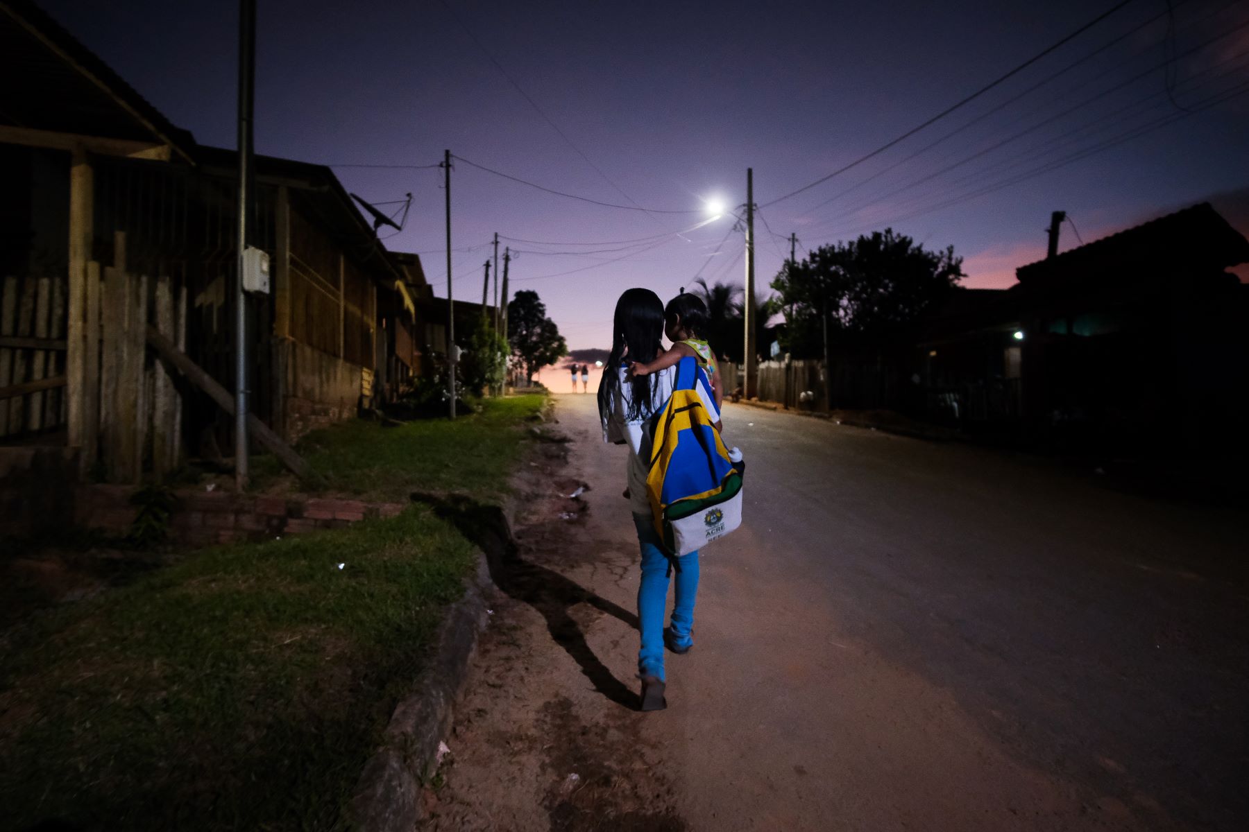 Adolescente com filha no colo no Acre: cidades mais distantes dos serviços de aborto têm mais meninas mães; Região Norte lidera taxas de maternidade infantil (Foto: Deyse Cruz-Noronha / AzMina)