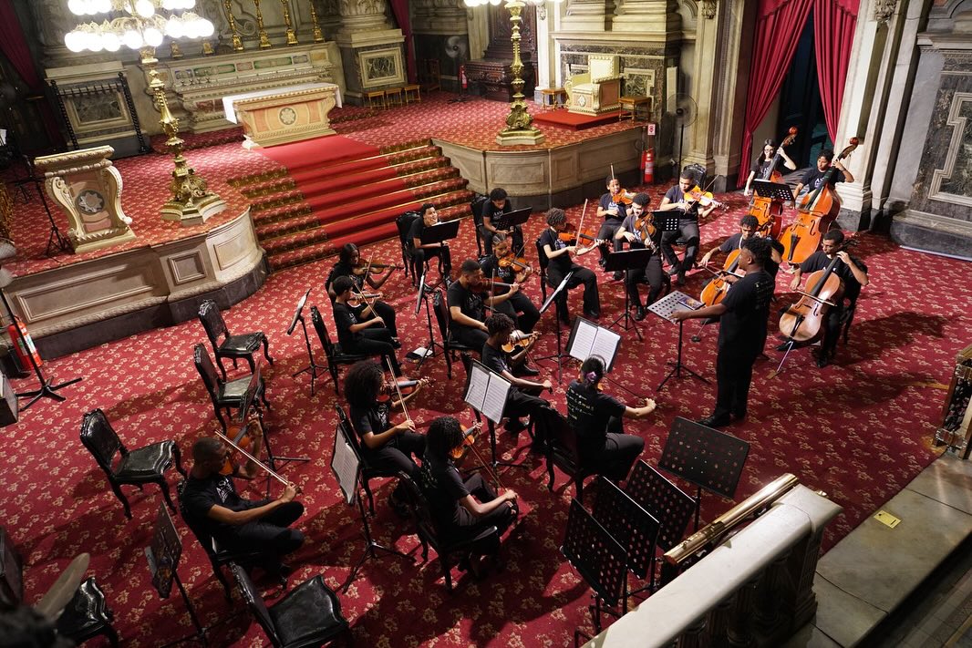 O maestro Renan de Paula rege a Orquestra Sinfônica Juvenil da ASM, na Igreja da Candelária: do Morro dos Macacos para palcos de música clássica no Brasil e na Europa (Foto: Divulgação)