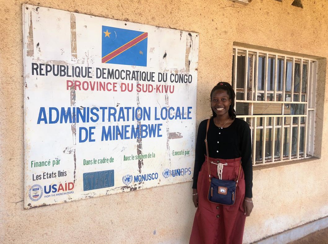 Julie Mudasumbwa em sua vila na República Democrática do Congo: história de resistência e transformação pela educação em país marcado pela pobreza e pela violência (Foto: Arquivo Pessoal)