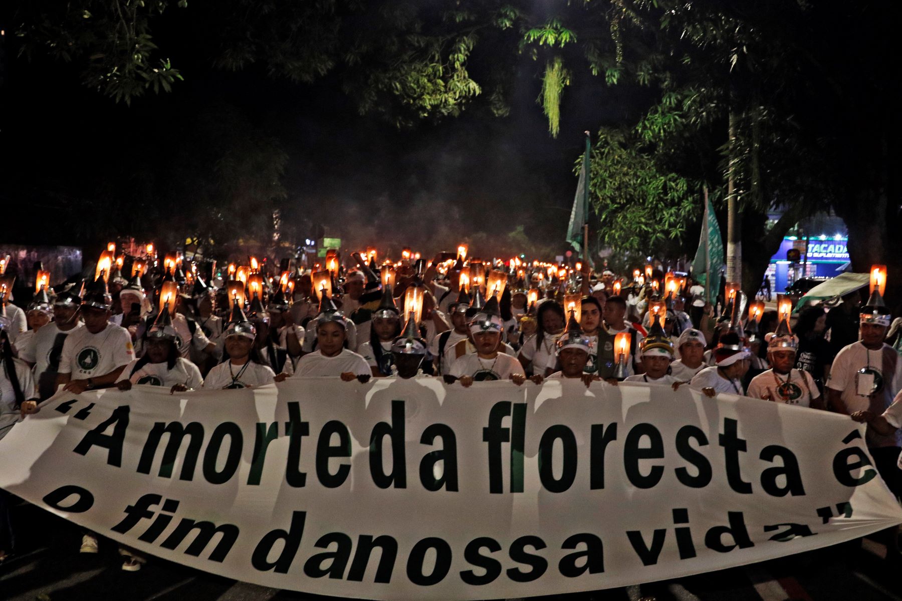 Protesto de ribeirinhos e extrativistas em Belém: enquanto ativistas tomam as ruas, discursos e manifestações na conferência criam expectativa de avanço nas negociações (Foto: Bruno Peres / Agência Brasil)