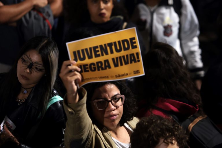 Protesto contra racismo policial: pretos e favelados são alvos preferenciais do sistema de justiça criminal, mostra estudo (Foto: Paulo Pinto / Agência Brasil - 31/01/2025)