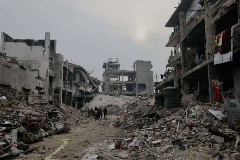 Foto colorida que mostra ruas e edifícios destruídos em Beit Lahia, norte de Gaza. Quem vai pagar pela reconstrução de Gaza