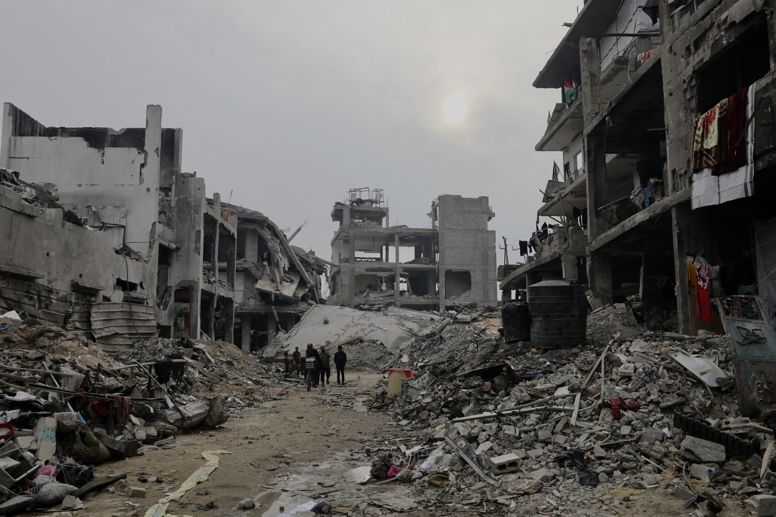 Foto colorida que mostra ruas e edifícios destruídos em Beit Lahia, norte de Gaza. Quem vai pagar pela reconstrução de Gaza