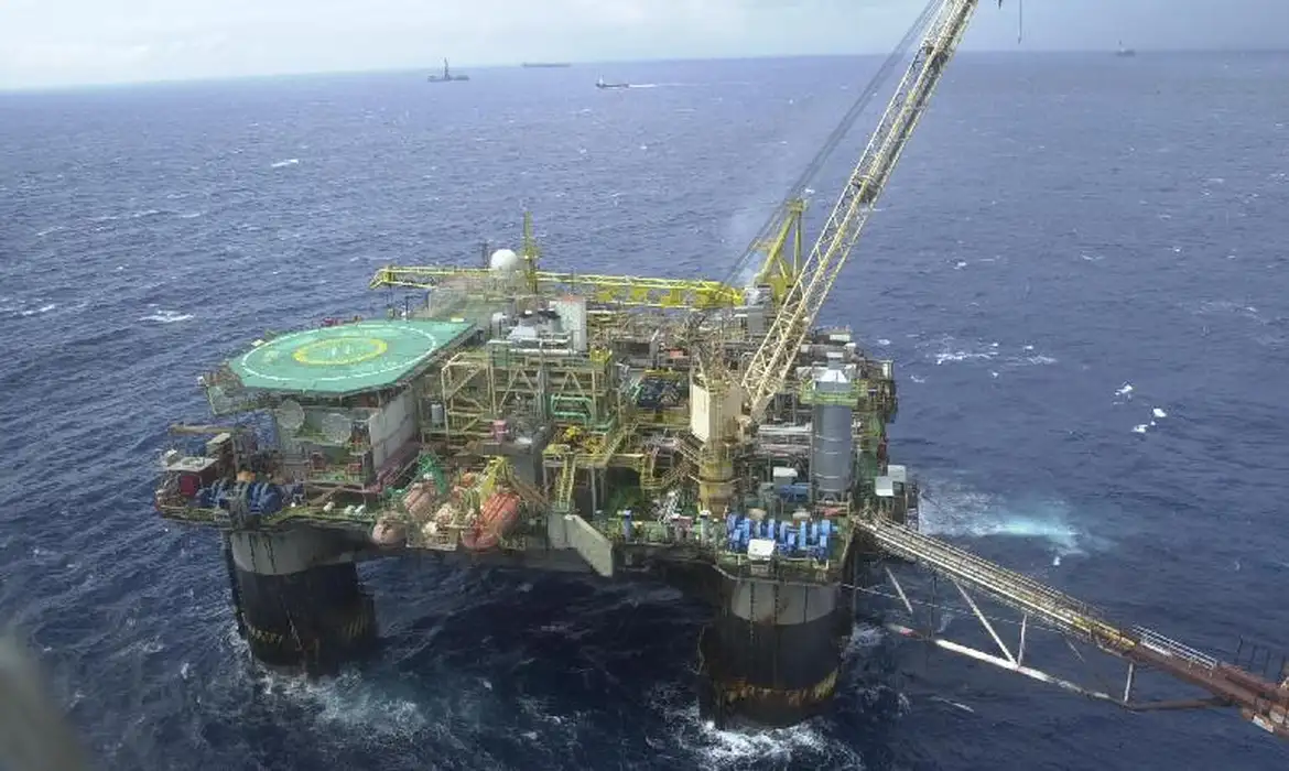Plataforma de petróleo na Baía de Guanabara. Enquanto a transição energética não chega, setor de combustíveis fósseis mantém o faturamento anual de trilhões de dólares. Foto Marinelson Almeida