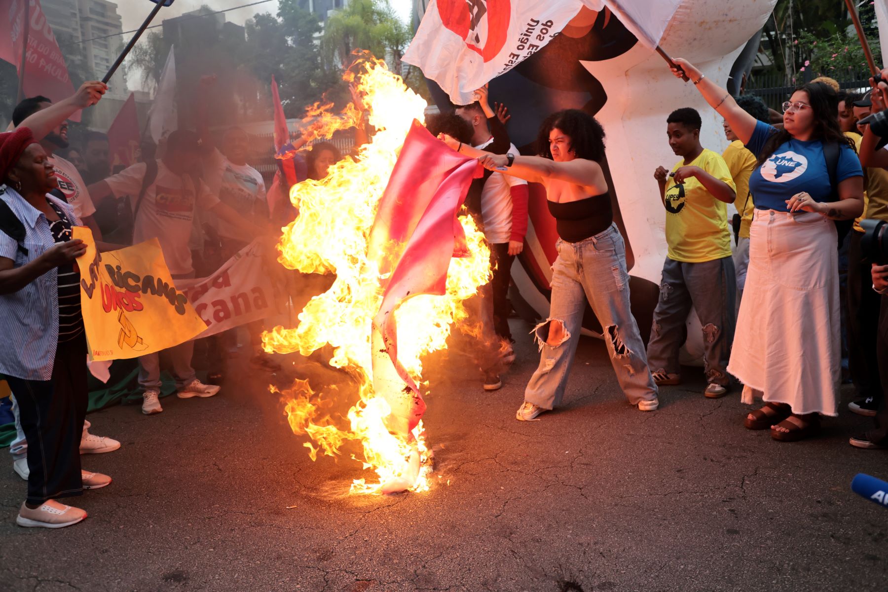 Manifestantes queimam a bandeira dos EUA durante protesto em São Paulo: ato para defender a autonomia da Venezuela, o respeito e a solidariedade ao governo e povo venezuelanos e libertação de Nicolás Maduro e Cília Flores (Foto: Paulo Pinto / Agência Brasil)