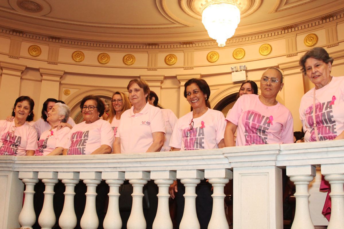Mulheres santistas em solenidade do Outubro Rosa: Santos comemora 480 anos: cidade mais feminina e uma das mais envelhecidas do Brasil (Foto: Carlos Nogueira / Prefeitura de Santos)