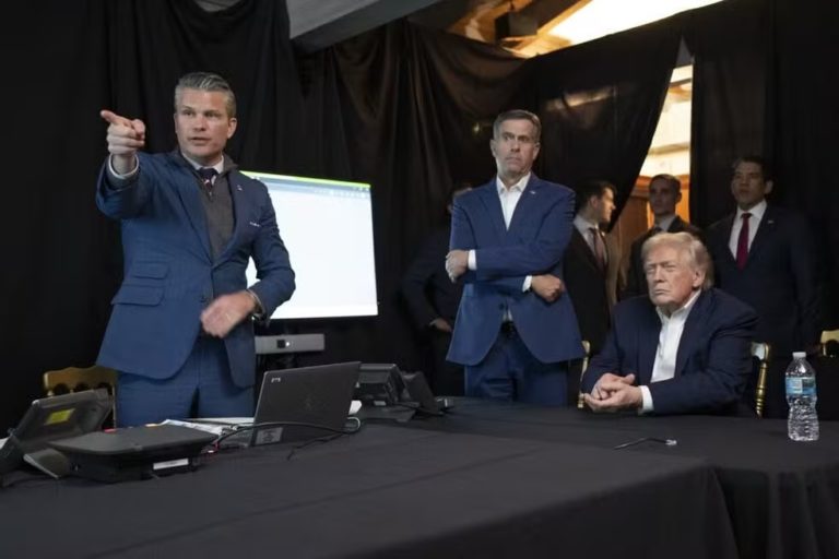 Foto colorida que mostra Donald Trump acompanhando ataque dos EUA à Venezuela.