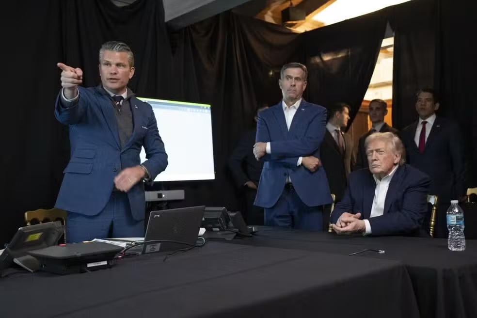 Foto colorida que mostra Donald Trump acompanhando ataque dos EUA à Venezuela.