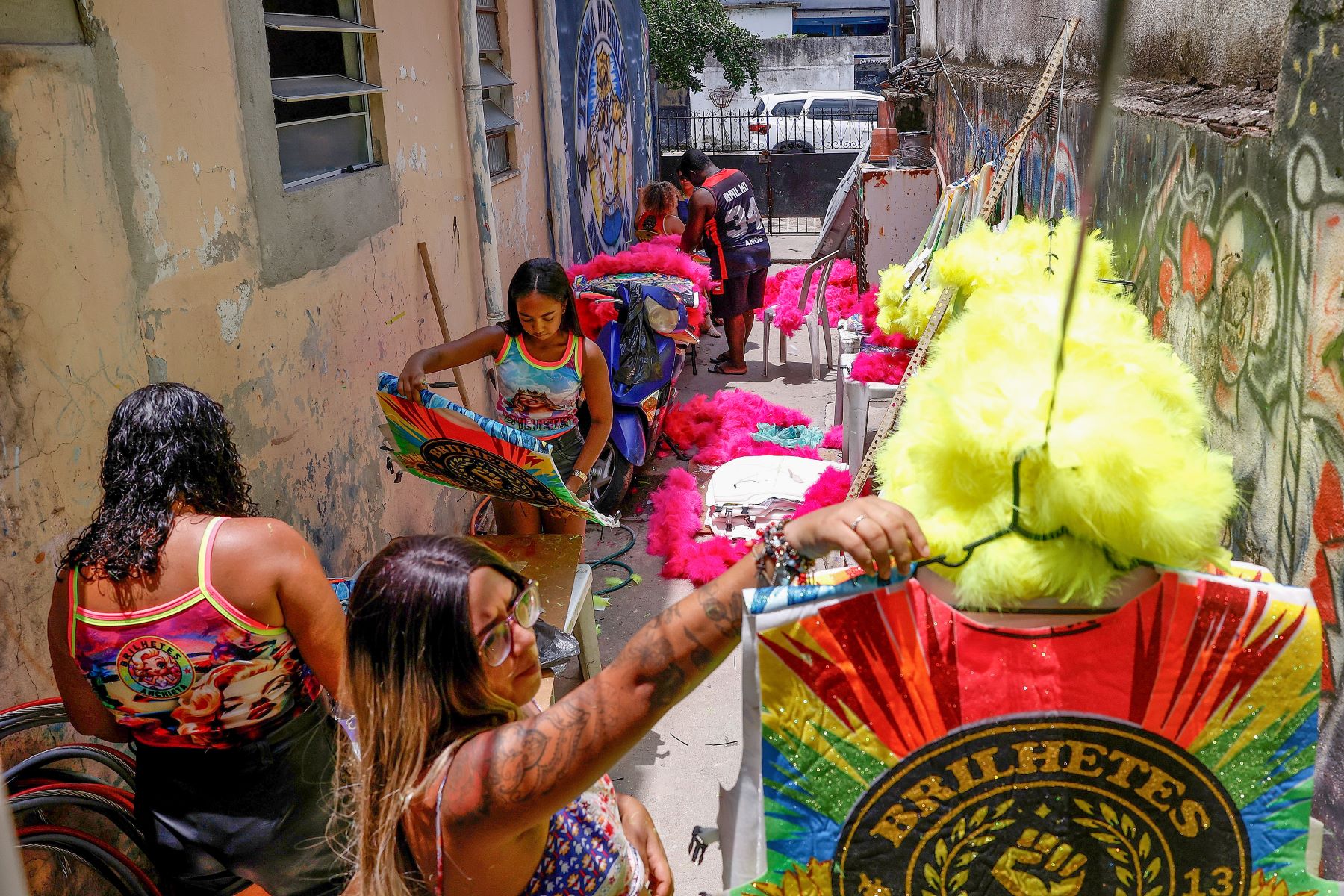 Barracão das Brilhetes, em Anchieta, Zona Norte do Rio: capricho nas fantasias para homenagear Conceição Evaristo (Foto: Tânia Rêgo / Agência Brasil)