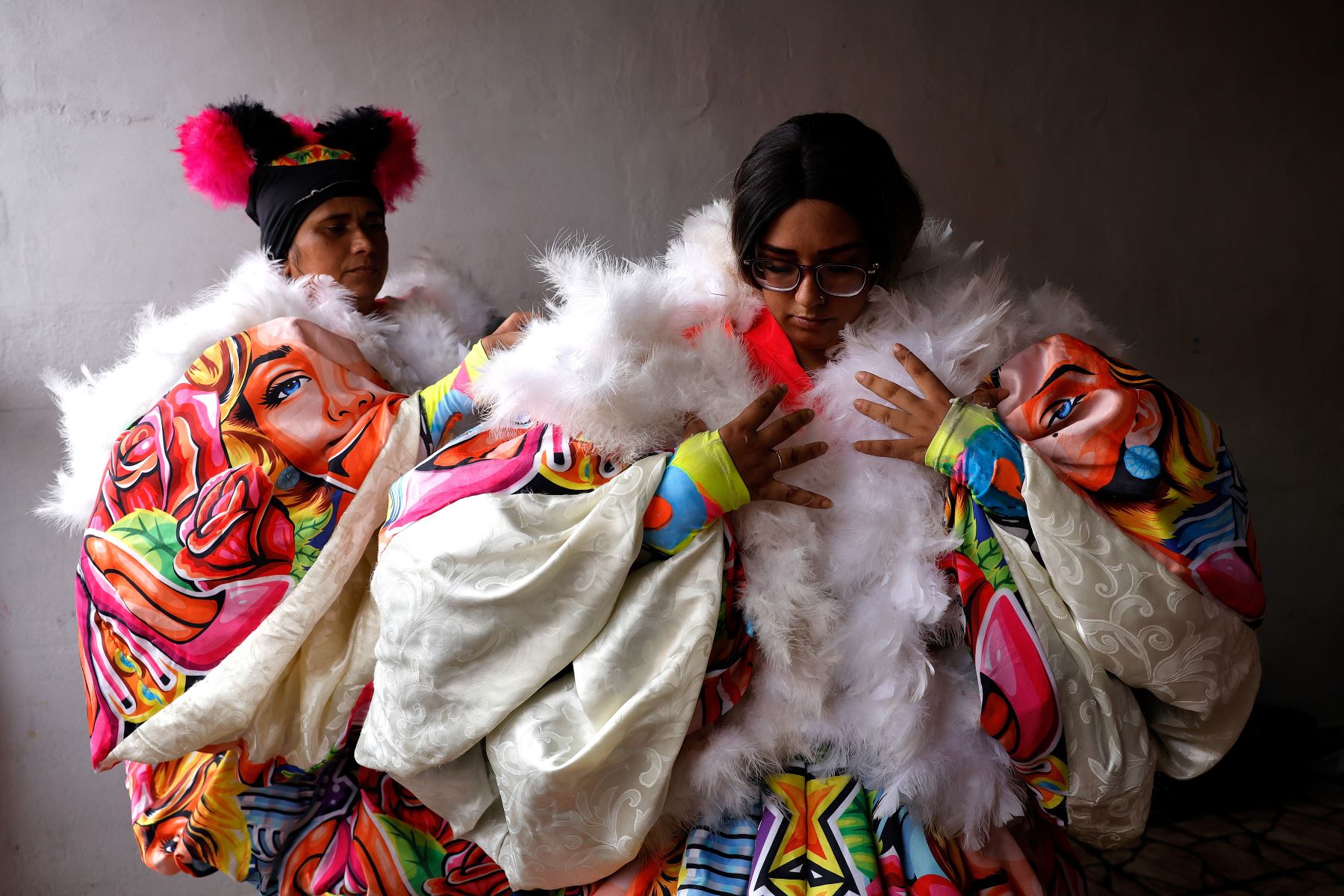 Brilhetes de Anchieta aplicam essência na fantasia, elemento tradicional de bate-bolas do Rio de Janeiro: manifestação cultural do Carnaval busca mais reconhecimento (Foto: Tânia Rêgo / Agência Brasil)