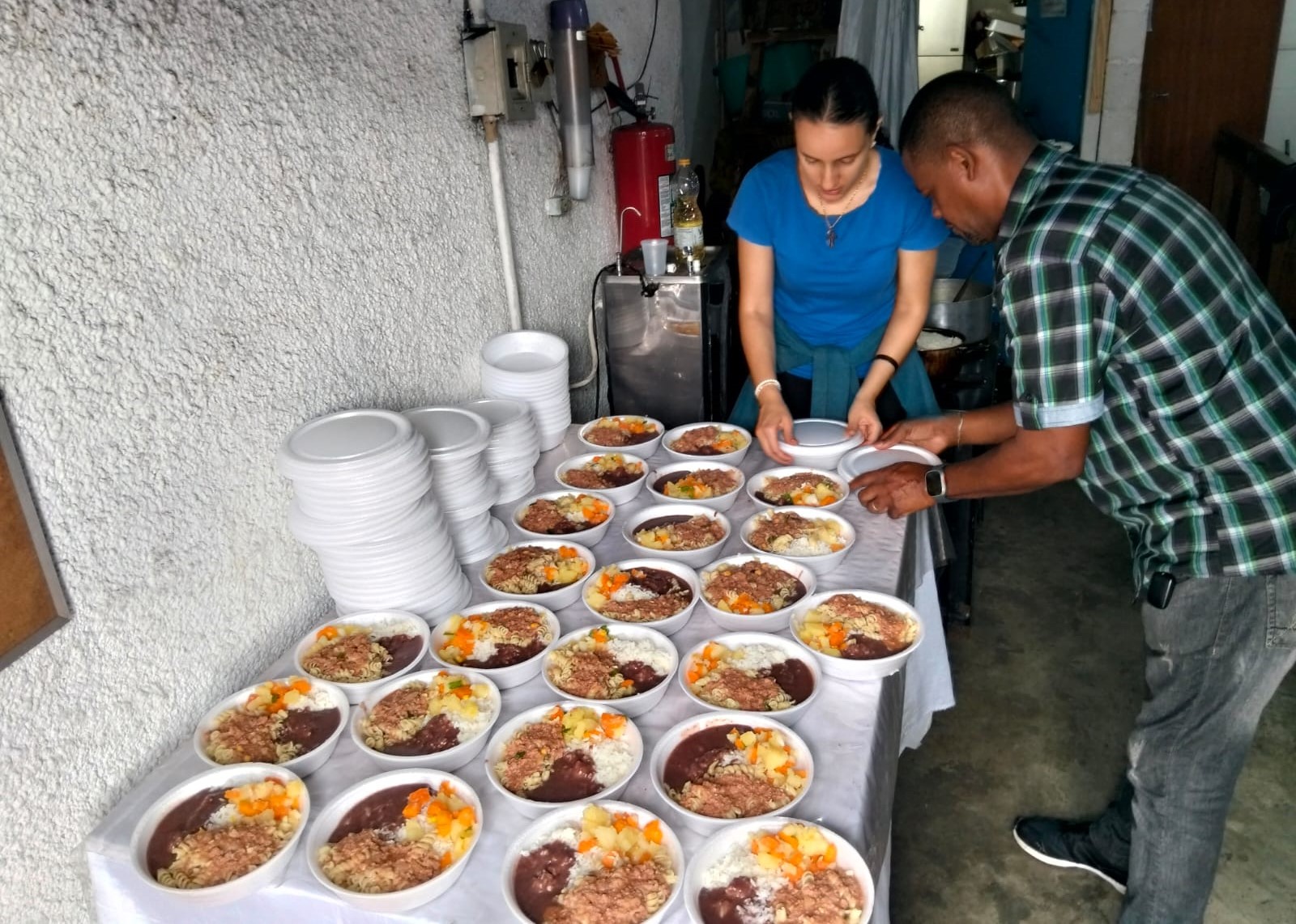Marmitas em preparo para os desabrigados pelas chuvas: solidariedade e resiliência de Juiz de Fora e Ubá em meio ao descaso (Foto: Fórum de Cozinhas Solidárias)