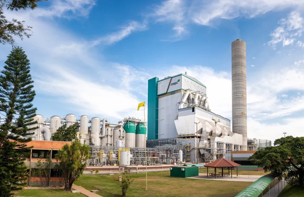 Foto colorida de fábrica de celulose da CMPC em Guaíba no Rio Grande do Sul