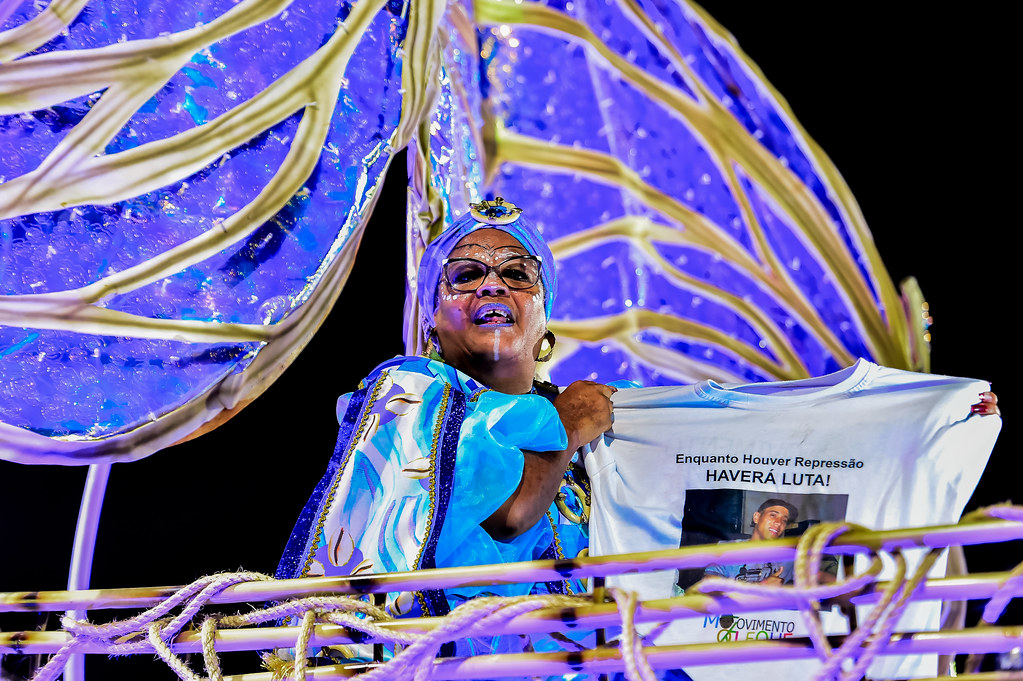 Polarização no ritmo do samba
