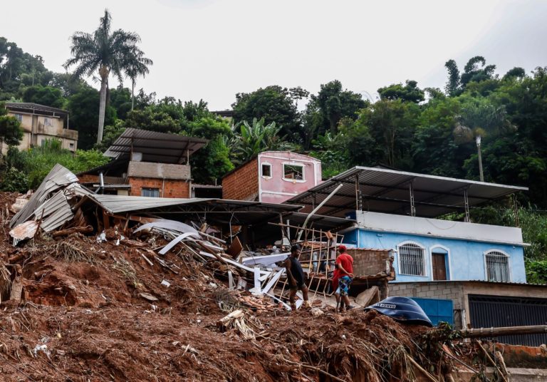 Moradores no bairro Três Moinhos, em Juiz de Fora, arrasado pela enchente: Plano Clima lançado com 312 metas de adaptação e mitigação da crise climática (Foto: Tânia Rego / Agência Brasil - 01/03/2026)