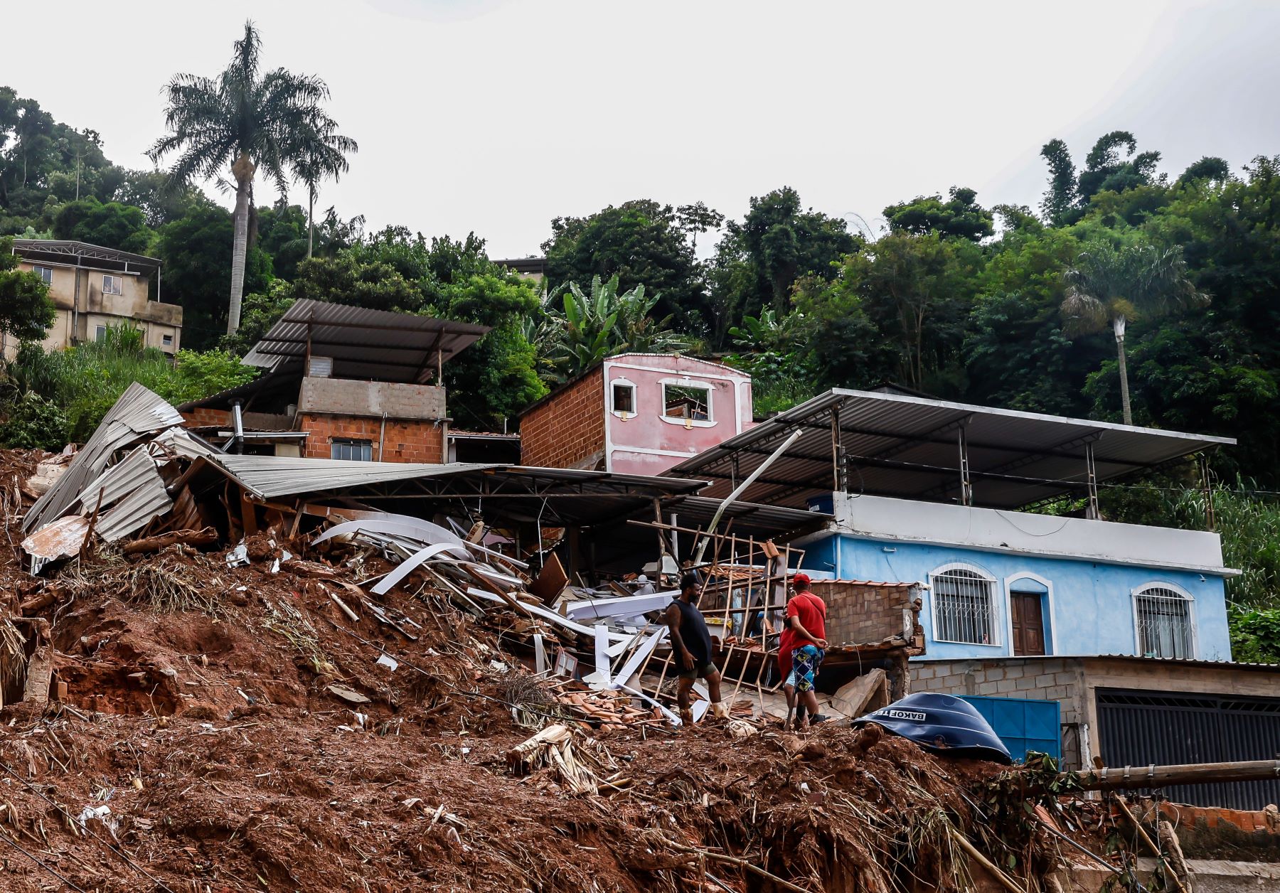 Moradores no bairro Três Moinhos, em Juiz de Fora, arrasado pela enchente: Plano Clima lançado com 312 metas de adaptação e mitigação da crise climática (Foto: Tânia Rego / Agência Brasil - 01/03/2026)