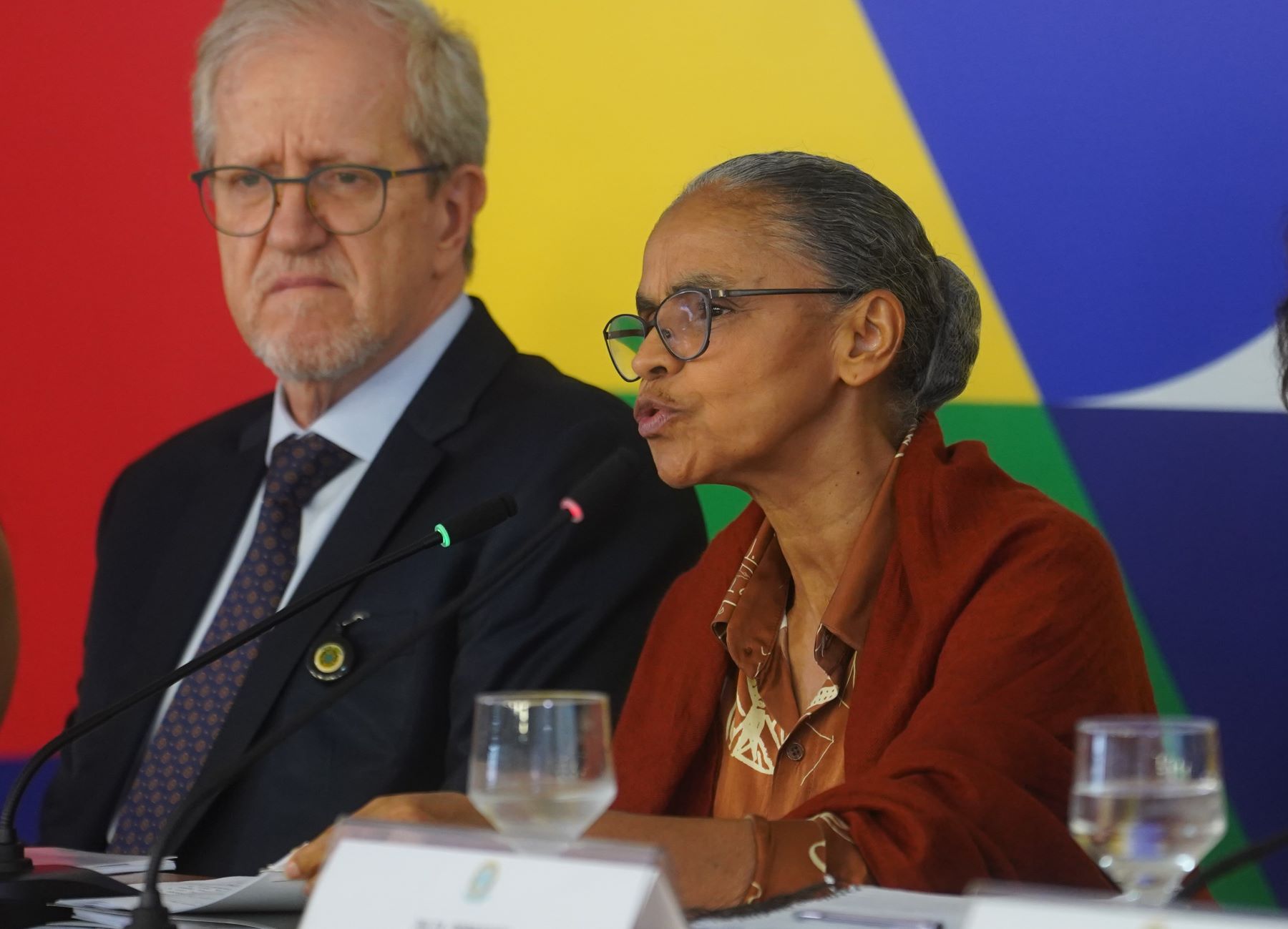 A ministra Marina Silva, ao lado do secretário-executivo do MMA, João Paulo Capobianco, no lançamento do Plano Clima: "Com o Plano Clima, colocamos as pessoas no centro da política de enfrentamento à mudança do clima" (Foto: Fernando Donasci / MMA)