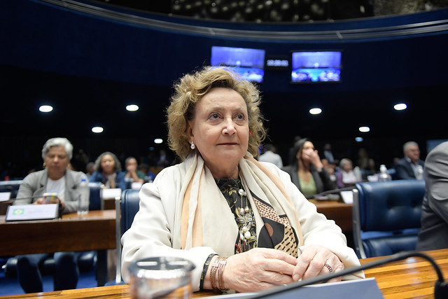Pneumologista Margareth Dalcomo sentada em bancada no plenário do Senado durante sessão de debates sobre políticas públicas para prevenção e tratamento do câncer de pulmão.