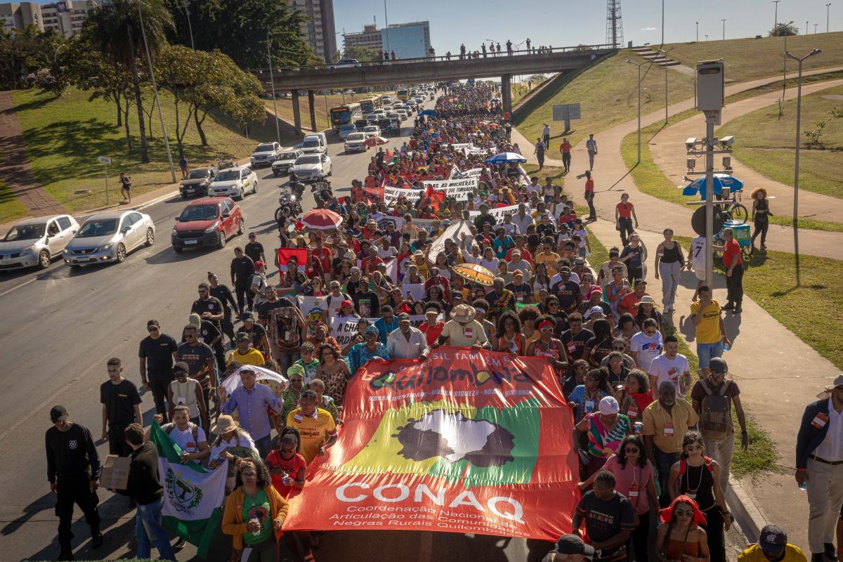 Manifestação do movimento quilombola em Brasília: decisão no STF abre caminho para cancelar cadastros ambientais sobrepostos a áreas protegidas, mas não menciona territórios quilombolas e de outras populações tradicionais (Foto: Webert da Cruz Elias / ISA - 16/05/2024)