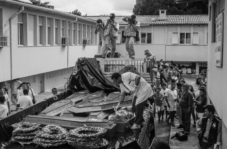 Legista identifica uma das vítimas do massacre no pátio do IML de Marabá (Fotografia de Ripper / Imagens Humanas - abril/1996)