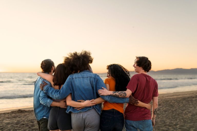 Entender que amizades importantes acabam é uma das tarefas mais difíceis da vida adulta (Foto: Freepik)