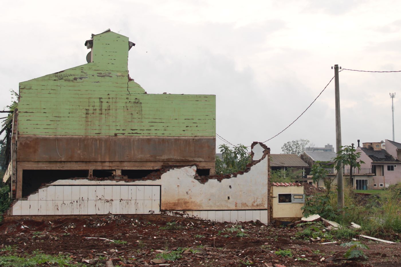 Em Arroio do Meio, bairro em área de arraste lembra cenário de guerra